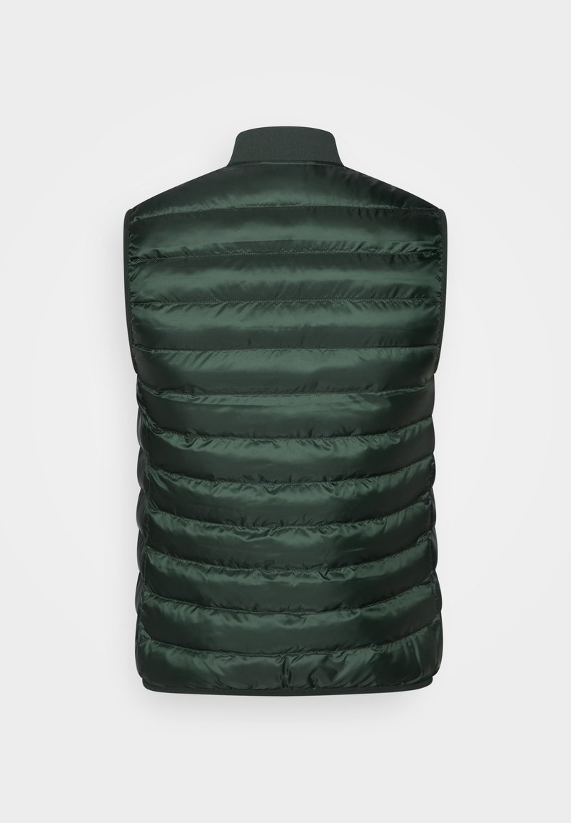 Chaleco acolchado verde oscuro con un acabado suave y brillante. Presenta paneles acolchados horizontales y un cuello alto. No tiene cierre frontal ni bolsillos visibles.