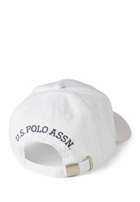 Balta beisbolo kepurė su tamsiai mėlynu siuvinėtu ženklu "U.S. POLO ASSN." gale, su plastikine juosta ir metaliniu segtuku.