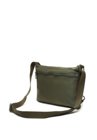 Maslinasto zelena torba preko tijela s teksturiranom površinom, prednjim džepom sa zatvaračem i podesivim platnenim remenom. Kompaktni pravokutni oblik.