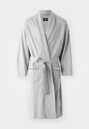 Accappatoio grigio realizzato in tessuto morbido con colletto a scialle, cintura in vita e rifiniture a contrasto sulle tasche. Presenta un dettaglio logo discreto.