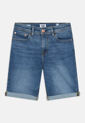 Shorts en denim bleu moyen avec un ourlet retroussé. Comprend une fermeture boutonnée, un design à cinq poches et des coutures contrastantes pour plus de détails.