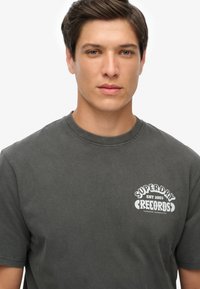 Superdry & Co RECORD LABEL - T-shirts print - washed black