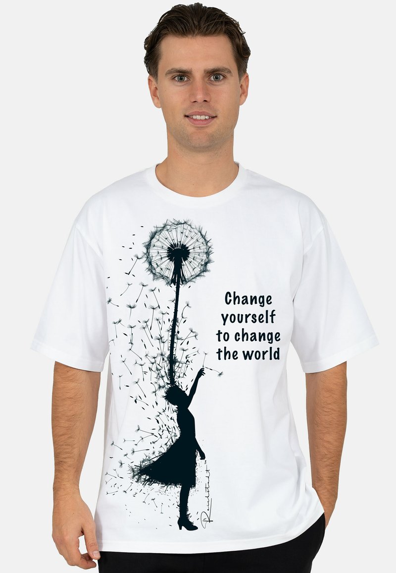 Wit t-shirt met een donker paardebloemontwerp en de silhouet van een figuur met de tekst: "Verander jezelf om de wereld te veranderen."