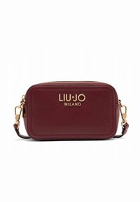 Sac à main en cuir bordeaux de forme rectangulaire, avec des ferrures dorées et le logo embossé "LIU JO MILANO". Il possède une fermeture éclair et une bandoulière amovible.