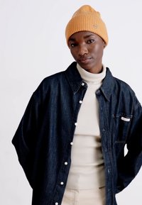 Calvin Klein CHUNKY BEANIE - Lue - lion