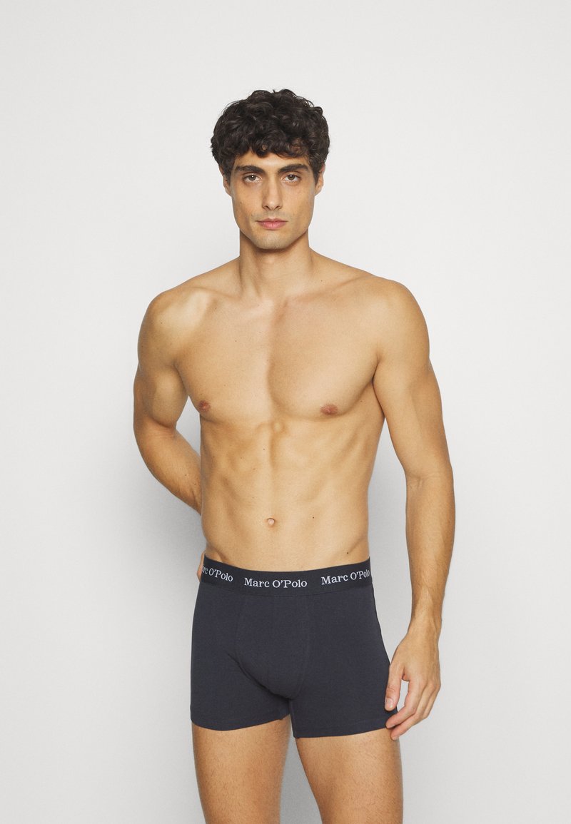 Ciemnoniebieskie bokserki wykonane z miękkiej bawełny, z elastycznym paskiem w markowym stylu. Model jest dopasowany i ma gładką fakturę.