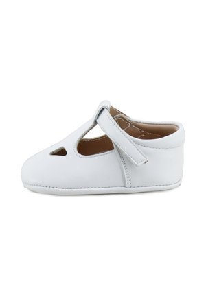 Zapato blanco para bebé con tira de velcro y detalles recortados, suela blanda, diseñado para bebés o niños pequeños.