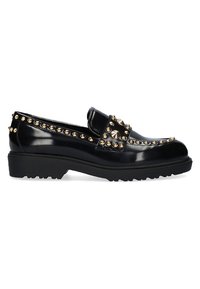 Mocasines de cuero negro con acentos dorados de tachuelas, suela plana de goma y puntera redonda. Textura suave con una correa decorativa a lo largo del empeine.