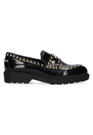 Mocasines de cuero negro con acentos dorados de tachuelas, suela plana de goma y puntera redonda. Textura suave con una correa decorativa a lo largo del empeine.