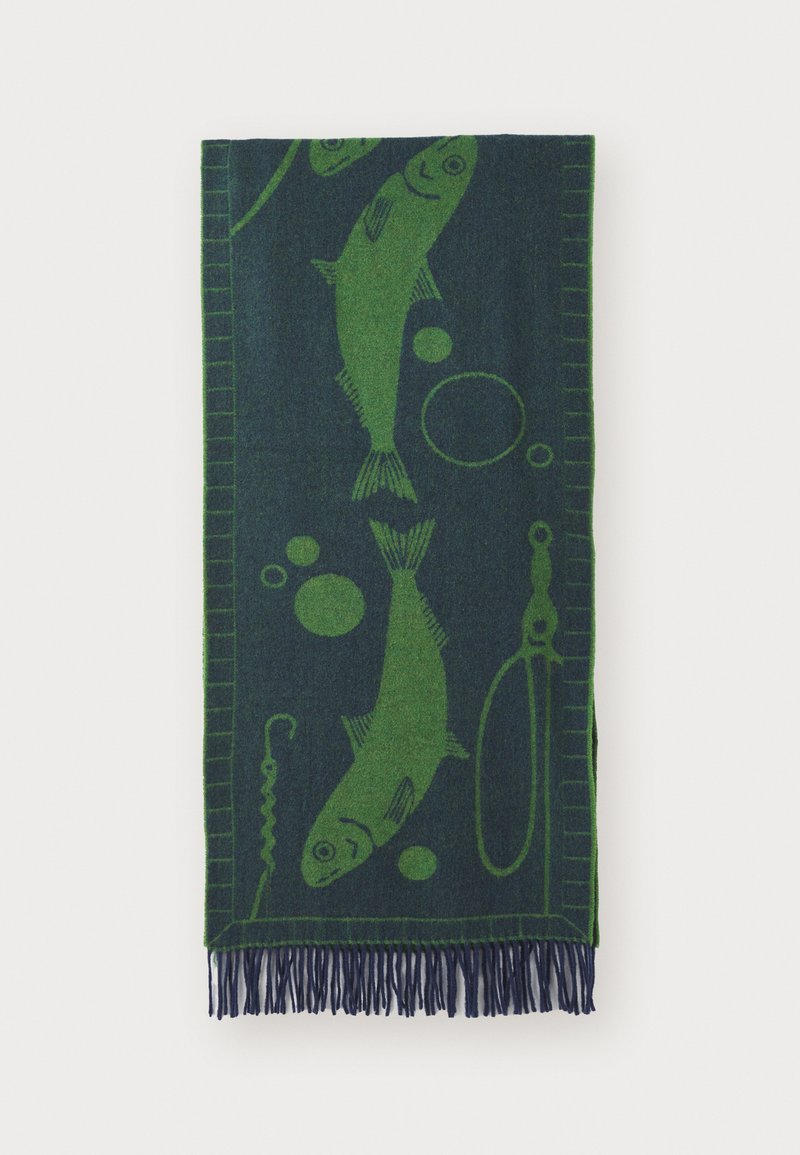 Sciarpa di lana verde con design di pesci e bolle, con bordi frangiati. Lo sfondo è verde scuro, creando contrasto con i motivi verde chiaro.