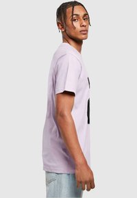 Merchcode UNISEX MILLI VANILLI YOU KNOW IT IS TRUE TEXT  - Nyomott mintás póló - lilac