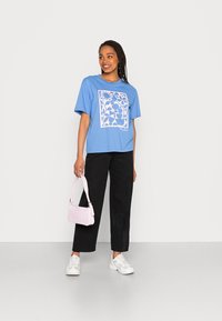 Monki T-shirt estampada - blue medium