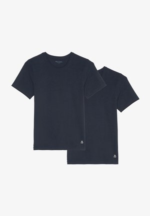 Två marinblå t-shirts i bomull, med rund hals och korta ärmar, med en liten "M OP"-logotyp på nederkanten.