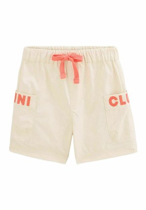 Shorts beige pour enfants avec taille élastique, cordon de serrage corail et poches latérales ornées de texte partiel corail "CLUB" et "INI".