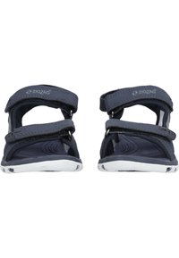 Tummansinisiä sandaaleja, joissa on säädettävät velcro-nauhat, avonainen kärki, teksturoitu pohja ja kontrastia tekevä valkoinen pohja. Varustettu Zigzag-logolla.