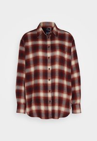 Chemise en flanelle à manches longues avec un motif écossais rouge, blanc et brun foncé et une seule poche poitrine.