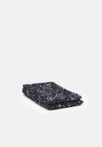 Tissu plié avec un fond bleu marine, présentant un motif floral en blanc, jaune et vert. Texture douce, matériau léger.