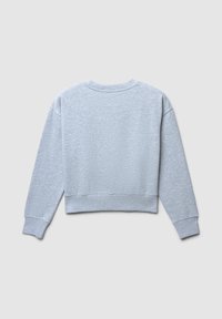 Felpa in fleece grigia chiara con colletto tondo, polsini e orlo a costine. Presenta una vestibilità morbida e una consistenza delicata, adatta per un abbigliamento informale.
