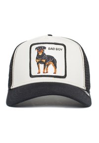 Trucker cap med en hvid frontplade og sort netbagside. Har et broderet Rottweiler-patch med teksten "BAD BOY" over hunden.