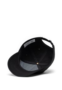 Czarna czapka z płaskim daszkiem, z gładką powierzchnią i wstążkowym wykończeniem wewnątrz. Zawiera metkę z logo oraz pięć otworów wentylacyjnych.