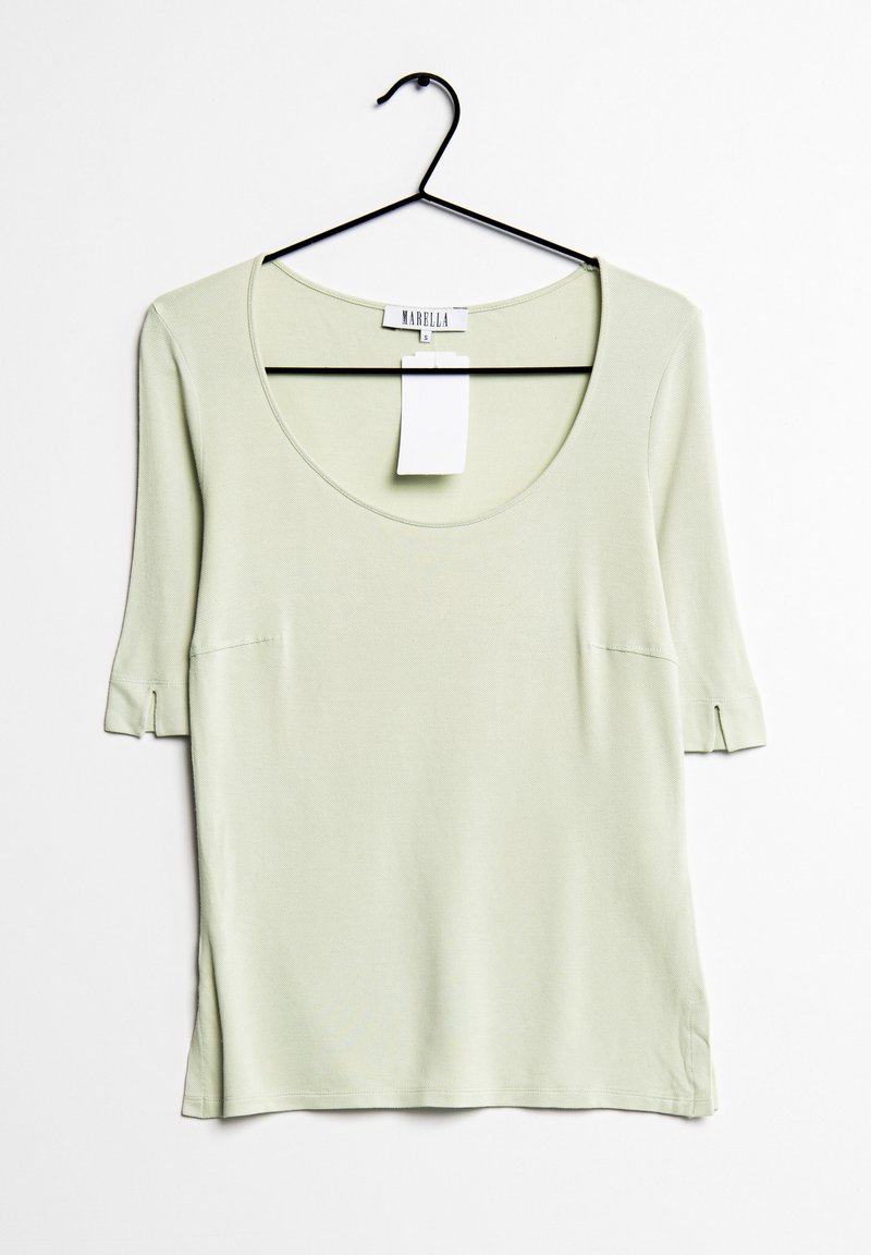 Haut vert clair à manches courtes avec col rond sur cintre noir sur fond blanc, avec étiquette de marque et étiquette de prix vide.