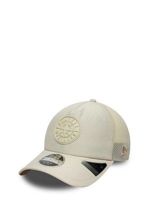 Beżowa czapka Seattle Mariners z siateczkowym tyłem, naszywką z logo z przodu oraz dwoma naklejkami na zakrzywionym daszku.