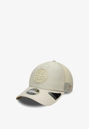 Beżowa czapka Seattle Mariners z siateczkowym tyłem, naszywką z logo z przodu oraz dwoma naklejkami na zakrzywionym daszku.