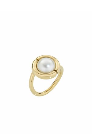 Gouden ring met een grote centrale witte parel, gezet in een ronde gouden rand gegraveerd met het woord "FURLA."