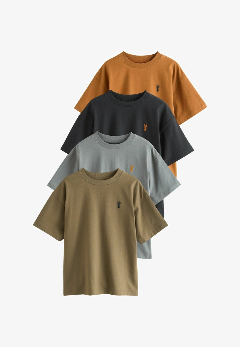 Négy rövid ujjú, kerek nyakú póló barna, fekete, szürke és olívazöld színekben, mindegyiken egy kis szarvasfej logó található a bal mellrészen.