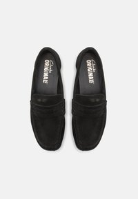 Svarta mocka loafers med en slät yta, slip-on design, med en dekorativ stickad detalj på ovandelen och vadderade innersulor.
