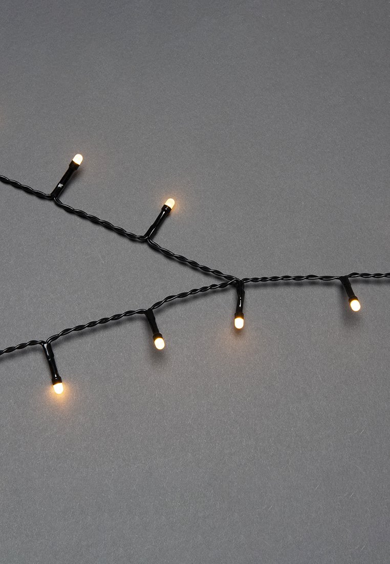 Schwarze Lichterketten mit kleinen warmweißen LED-Lampen, die vor einem schlichten grauen Hintergrund leuchten.