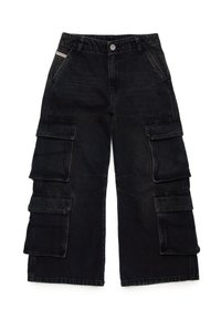 Pantaloni cargo in denim nero con vestibilità ampia, dotati di numerose tasche laterali, chiusura con bottone e dettagli di cucitura a vista.