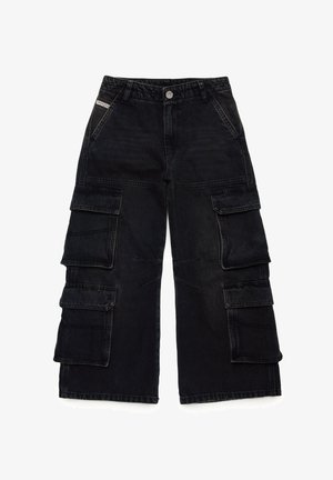 Pantaloni cargo in denim nero con vestibilità ampia, dotati di numerose tasche laterali, chiusura con bottone e dettagli di cucitura a vista.