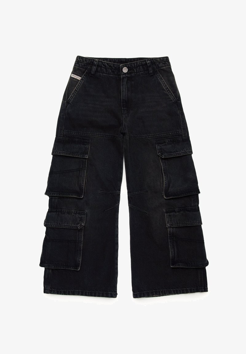 Pantaloni cargo in denim nero con vestibilità ampia, dotati di numerose tasche laterali, chiusura con bottone e dettagli di cucitura a vista.