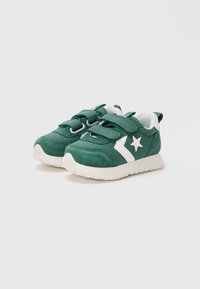 Sneaker in suede verde con dettagli bianchi e logo a stella. Presentano una suola testurizzata e cinturini in Velcro per una vestibilità facile.