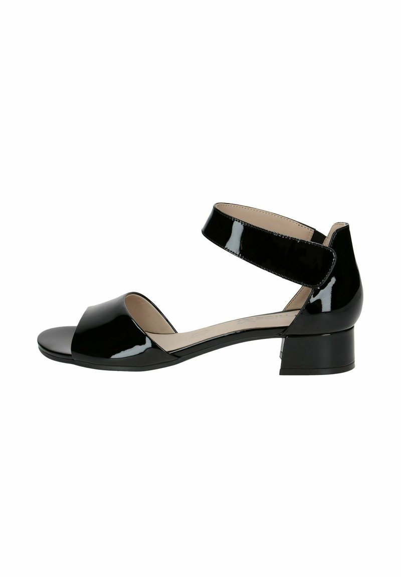 Svart lackläder sandal med öppen tå, bred framrem och tjock ankelrem. Har en låg klack för stabilitet.