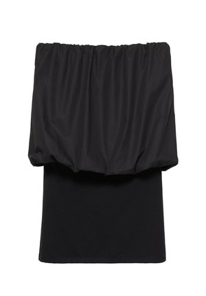 Mini robe noire bustier avec une jupe cintrée et un panneau de tissu volumineux froncé autour de la poitrine.