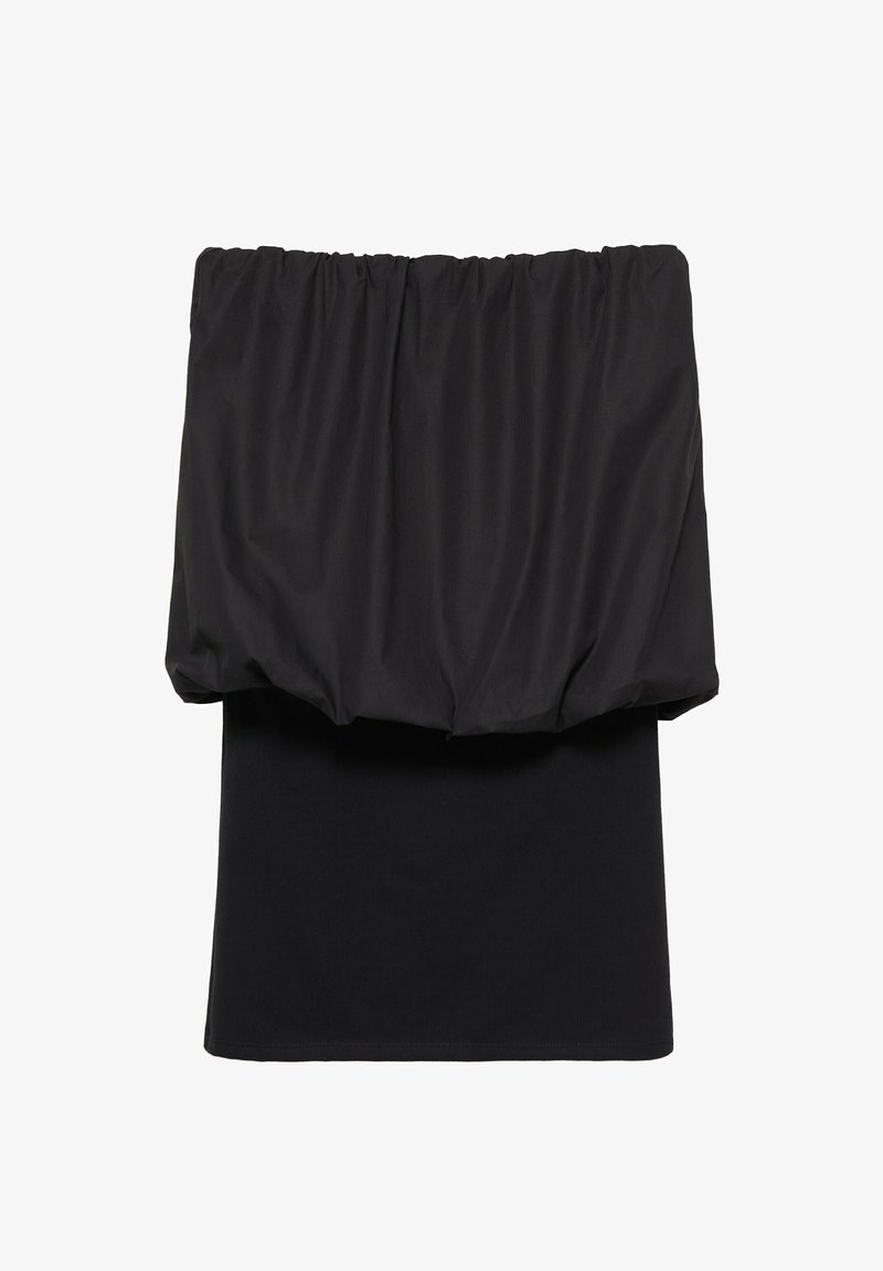 Mini robe noire bustier avec une jupe cintrée et un panneau de tissu volumineux froncé autour de la poitrine.