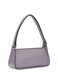 Fioletowa torebka na ramię o gładkiej fakturze, z czarnymi wykończeniami, zakrzywionym paskiem na ramię i prostokątnym korpusem. Charakteryzuje się minimalistycznym wzornictwem.