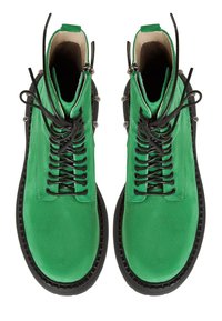 Groene suede enkellaarsjes met zwarte rubberen zolen, voorzien van zwarte veters en metalen oogjes. Glad oppervlak met een afgeronde teenvorm.