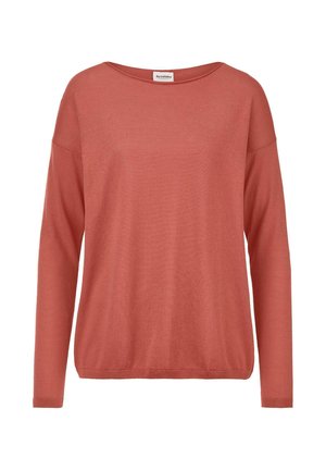 Trui met lange mouwen en ronde hals in gedempte terracotta-oranje kleur, met een geribde zoom en manchetten, getoond op een witte achtergrond.