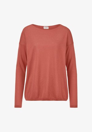Trui met lange mouwen en ronde hals in gedempte terracotta-oranje kleur, met een geribde zoom en manchetten, getoond op een witte achtergrond.