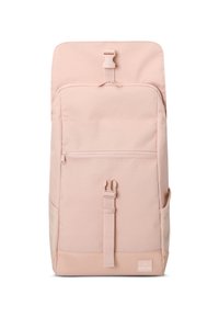 Sac à dos haut rose clair avec poche avant zippée, rabat supérieur sécurisé par une boucle en plastique et deux poches latérales.