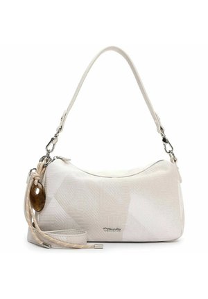 Sac à épaule blanc texturé avec bandoulière amovible, ferrures argentées, et un pompon tressé beige avec un charme ovale marron.