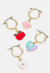 Brincos de argola dourados com encantos de esmalte coloridos: uma maçã vermelha, uma concha rosa, um coração turquesa e roxo, e um círculo branco com um strass.