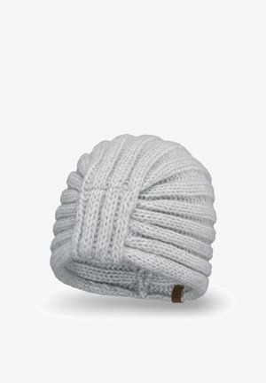Fehér kötött sapka texturált bordázott mintával. A hajtott szegély és egy kis bőr címke található az oldalán. Puha és meleg anyagból készült.