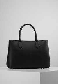 Czarna sztuczna torebka o usytuowanej strukturze, z podwójnymi uchwytami u góry i fakturowaną powierzchnią. Brak widocznych metalowych elementów lub akcentów.