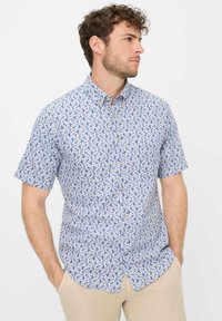 Hemd met korte mouwen van lichtblauwe stof met een bloemmotief in blauw en gouden tinten; heeft een button-down kraag en een normale pasvorm.