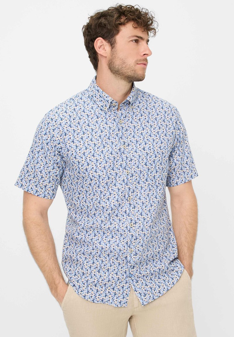 Hemd met korte mouwen van lichtblauwe stof met een bloemmotief in blauw en gouden tinten; heeft een button-down kraag en een normale pasvorm.