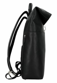 Sac à dos en cuir noir avec un design à rabat, des bretelles réglables, une poche zippée à l'avant et une texture mate. Équipé de garnitures en métal argenté.